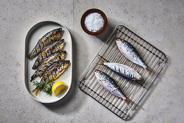 포토 JPG 스튜디오촬영 접시 실내 사람없음 하이앵글 그릴 소금 전어 플랫레이 제철음식 전어구이 국내포토 식기 음식 뷰포인트 주방용품 어류 내부 플랫 생선구이 제철 파일형식