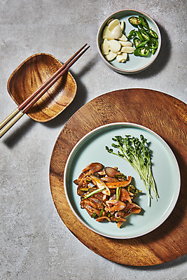 포토 JPG 스튜디오촬영 접시 고추 실내 마늘 사람없음 하이앵글 무순 나무젓가락 나무도마 전어 전어회 회무침 플랫레이 제철음식 국내포토 식기 음식 뷰포인트 채소 젓가락 도마 어류 내부 목재 회 플랫 무침 새싹채소 제철 파일형식