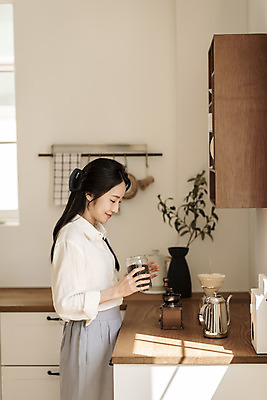 포토 JPG 응시 여자 아침 휴식 실내 한명 미소 들기 상반신 20대 성인 취미 옆모습 뷰티 주방 한국인 커피포트 원두커피 드립커피 핸드드립 의료성형뷰티 성인여자한명만 차분 국내포토 주간 1 시선 커피 뷰포인트 컨셉 모션 주전자 표정 사람 동양인 청년 내부 커피용품 여자한명만 성인여자만 파일형식