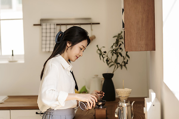 포토 JPG 응시 여자 아침 휴식 실내 한명 미소 들기 상반신 20대 성인 취미 옆모습 뷰티 주방 한국인 붓기 커피포트 원두커피 그라인더 드립커피 핸드드립 의료성형뷰티 성인여자한명만 차분 국내포토 주간 1 시선 커피 뷰포인트 컨셉 모션 주전자 표정 사람 동양인 청년 내부 커피용품 여자한명만 성인여자만 파일형식