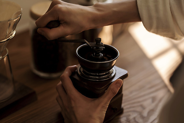 포토 JPG 손 아침 실내 근접촬영 취미 신체부위 뷰티 주방 잡기 원두커피 그라인더 돌리기 드립커피 핸드드립 의료성형뷰티 차분 국내포토 주간 커피 뷰포인트 컨셉 모션 사람 내부 커피용품 파일형식