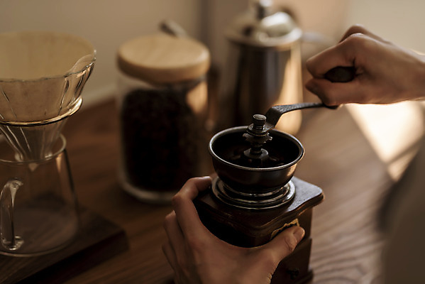 포토 JPG 손 아침 실내 근접촬영 취미 아웃포커스 신체부위 뷰티 주방 잡기 원두커피 그라인더 돌리기 드립커피 핸드드립 의료성형뷰티 차분 국내포토 주간 커피 뷰포인트 컨셉 모션 촬영기법 사람 내부 커피용품 파일형식