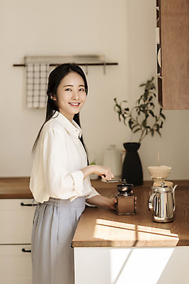 포토 JPG 응시 여자 아침 휴식 실내 한명 미소 상반신 20대 성인 취미 옆모습 뷰티 주방 한국인 잡기 원두커피 그라인더 드립커피 핸드드립 의료성형뷰티 성인여자한명만 차분 국내포토 주간 1 시선 커피 뷰포인트 컨셉 모션 표정 사람 동양인 청년 내부 커피용품 여자한명만 성인여자만 파일형식