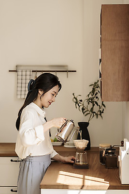 포토 JPG 응시 여자 아침 휴식 실내 한명 미소 들기 상반신 20대 성인 취미 옆모습 뷰티 주방 한국인 붓기 원두커피 드리퍼 드립커피 핸드드립 의료성형뷰티 성인여자한명만 차분 국내포토 주간 1 시선 커피 뷰포인트 컨셉 모션 표정 사람 동양인 청년 내부 커피용품 여자한명만 성인여자만 파일형식