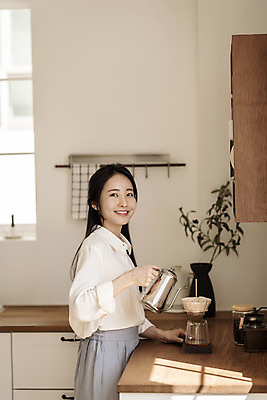 포토 JPG 응시 여자 아침 휴식 실내 한명 미소 들기 상반신 20대 성인 취미 옆모습 뷰티 주방 한국인 원두커피 드리퍼 드립커피 핸드드립 의료성형뷰티 성인여자한명만 차분 국내포토 주간 1 시선 커피 뷰포인트 컨셉 모션 표정 사람 동양인 청년 내부 커피용품 여자한명만 성인여자만 파일형식