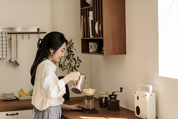 포토 JPG 응시 여자 아침 휴식 실내 한명 미소 들기 상반신 20대 성인 취미 옆모습 뷰티 주방 한국인 붓기 원두커피 드리퍼 드립커피 핸드드립 의료성형뷰티 성인여자한명만 차분 국내포토 주간 1 시선 커피 뷰포인트 컨셉 모션 표정 사람 동양인 청년 내부 커피용품 여자한명만 성인여자만 파일형식