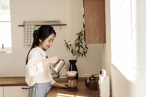 포토 JPG 응시 여자 아침 휴식 실내 한명 미소 들기 상반신 20대 성인 취미 옆모습 뷰티 주방 한국인 붓기 원두커피 드리퍼 드립커피 핸드드립 의료성형뷰티 성인여자한명만 차분 국내포토 주간 1 시선 커피 뷰포인트 컨셉 모션 표정 사람 동양인 청년 내부 커피용품 여자한명만 성인여자만 파일형식