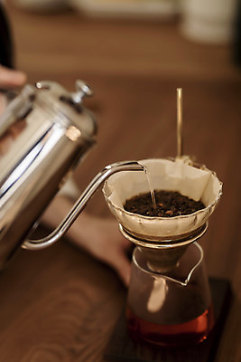 포토 JPG 손 실내 근접촬영 취미 아웃포커스 신체부위 뷰티 주방 원두 잡기 붓기 원두커피 드리퍼 드립커피 핸드드립 의료성형뷰티 차분 국내포토 커피 뷰포인트 컨셉 모션 촬영기법 사람 내부 커피용품 파일형식