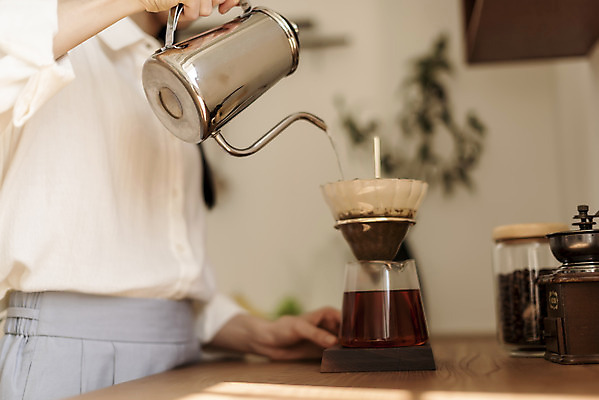 포토 JPG 여자 아침 휴식 실내 한명 들기 상반신 20대 성인 취미 옆모습 아웃포커스 뷰티 주방 한국인 붓기 원두커피 드리퍼 드립커피 핸드드립 의료성형뷰티 성인여자한명만 차분 국내포토 주간 1 커피 뷰포인트 컨셉 모션 촬영기법 사람 동양인 청년 내부 커피용품 여자한명만 성인여자만 파일형식