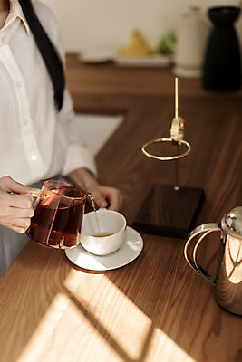 포토 JPG 여자 아침 휴식 실내 한명 들기 상반신 20대 성인 취미 옆모습 아웃포커스 뷰티 주방 한국인 붓기 커피잔 원두커피 드립커피 핸드드립 의료성형뷰티 성인여자한명만 차분 국내포토 주간 1 커피 뷰포인트 컨셉 모션 잔 촬영기법 사람 동양인 청년 내부 커피용품 여자한명만 성인여자만 파일형식
