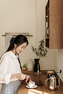 포토 JPG 응시 여자 아침 휴식 실내 한명 들기 상반신 20대 성인 취미 옆모습 뷰티 주방 한국인 붓기 커피잔 원두커피 드립커피 핸드드립 의료성형뷰티 성인여자한명만 차분 국내포토 주간 1 시선 커피 뷰포인트 컨셉 모션 잔 사람 동양인 청년 내부 커피용품 여자한명만 성인여자만 파일형식