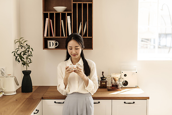 포토 JPG 응시 여자 아침 휴식 실내 한명 미소 들기 상반신 20대 성인 취미 앞모습 뷰티 주방 한국인 커피잔 원두커피 드립커피 핸드드립 의료성형뷰티 성인여자한명만 차분 국내포토 주간 1 시선 커피 뷰포인트 컨셉 모션 잔 표정 사람 동양인 청년 내부 커피용품 여자한명만 성인여자만 파일형식