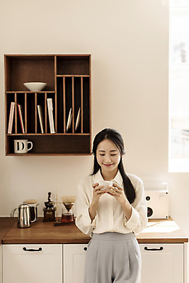 포토 JPG 응시 여자 아침 휴식 실내 한명 미소 들기 상반신 20대 성인 취미 앞모습 뷰티 주방 한국인 커피잔 원두커피 드립커피 핸드드립 의료성형뷰티 성인여자한명만 차분 국내포토 주간 1 시선 커피 뷰포인트 컨셉 모션 잔 표정 사람 동양인 청년 내부 커피용품 여자한명만 성인여자만 파일형식