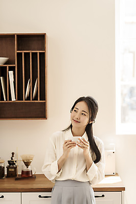 포토 JPG 응시 여자 아침 휴식 실내 한명 미소 들기 상반신 20대 성인 취미 앞모습 뷰티 주방 한국인 커피잔 원두커피 드립커피 핸드드립 의료성형뷰티 성인여자한명만 차분 국내포토 주간 1 시선 커피 뷰포인트 컨셉 모션 잔 표정 사람 동양인 청년 내부 커피용품 여자한명만 성인여자만 파일형식
