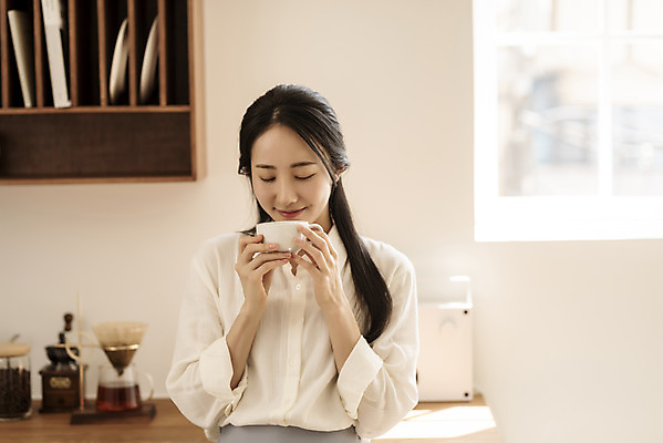 포토 JPG 여자 아침 휴식 실내 한명 미소 들기 상반신 20대 성인 취미 앞모습 뷰티 주방 눈감음 한국인 커피잔 원두커피 향기 드립커피 핸드드립 의료성형뷰티 성인여자한명만 차분 국내포토 주간 1 커피 뷰포인트 컨셉 모션 잔 표정 사람 동양인 청년 내부 냄새 커피용품 여자한명만 성인여자만 파일형식