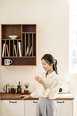 포토 JPG 응시 여자 아침 휴식 실내 한명 미소 들기 상반신 20대 성인 취미 옆모습 뷰티 주방 한국인 커피잔 원두커피 드립커피 핸드드립 의료성형뷰티 성인여자한명만 차분 국내포토 주간 1 시선 커피 뷰포인트 컨셉 모션 잔 표정 사람 동양인 청년 내부 커피용품 여자한명만 성인여자만 파일형식