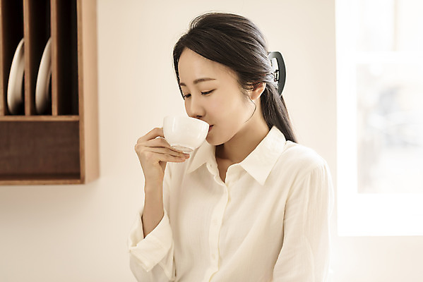 포토 JPG 여자 아침 휴식 실내 한명 들기 상반신 20대 성인 취미 옆모습 뷰티 한국인 마시기 커피잔 원두커피 드립커피 의료성형뷰티 성인여자한명만 차분 국내포토 주간 1 커피 뷰포인트 컨셉 모션 잔 사람 동양인 청년 내부 여자한명만 성인여자만 파일형식