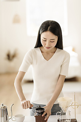 포토 JPG 응시 여자 아침 휴식 실내 한명 미소 상반신 20대 성인 취미 앞모습 아웃포커스 뷰티 한국인 잡기 원두커피 그라인더 돌리기 드리퍼 드립커피 핸드드립 의료성형뷰티 성인여자한명만 차분 국내포토 주간 1 시선 커피 뷰포인트 컨셉 모션 촬영기법 표정 사람 동양인 청년 내부 커피용품 여자한명만 성인여자만 파일형식