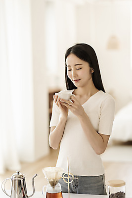 포토 JPG 여자 아침 휴식 실내 한명 미소 들기 상반신 20대 성인 취미 옆모습 아웃포커스 뷰티 눈감음 한국인 커피잔 원두커피 드립커피 핸드드립 의료성형뷰티 성인여자한명만 차분 국내포토 주간 1 커피 뷰포인트 컨셉 모션 잔 촬영기법 표정 사람 동양인 청년 내부 커피용품 여자한명만 성인여자만 파일형식