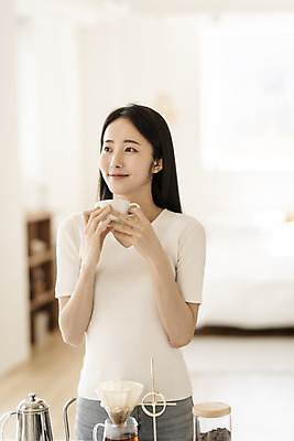 포토 JPG 응시 여자 아침 휴식 실내 한명 미소 들기 상반신 20대 성인 취미 앞모습 아웃포커스 뷰티 한국인 커피잔 원두커피 드립커피 핸드드립 의료성형뷰티 성인여자한명만 차분 국내포토 주간 1 시선 커피 뷰포인트 컨셉 모션 잔 촬영기법 표정 사람 동양인 청년 내부 커피용품 여자한명만 성인여자만 파일형식