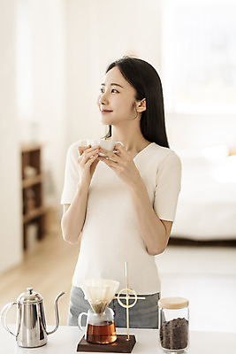 포토 JPG 응시 여자 아침 휴식 실내 한명 미소 들기 상반신 20대 성인 취미 옆모습 아웃포커스 뷰티 한국인 커피잔 원두커피 드립커피 핸드드립 의료성형뷰티 성인여자한명만 차분 국내포토 주간 1 시선 커피 뷰포인트 컨셉 모션 잔 촬영기법 표정 사람 동양인 청년 내부 커피용품 여자한명만 성인여자만 파일형식