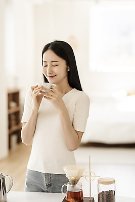 포토 JPG 응시 여자 아침 휴식 실내 한명 미소 들기 상반신 20대 성인 취미 앞모습 아웃포커스 뷰티 눈감음 한국인 커피잔 원두커피 향기 드립커피 핸드드립 의료성형뷰티 성인여자한명만 차분 국내포토 주간 1 시선 커피 뷰포인트 컨셉 모션 잔 촬영기법 표정 사람 동양인 청년 내부 냄새 커피용품 여자한명만 성인여자만 파일형식