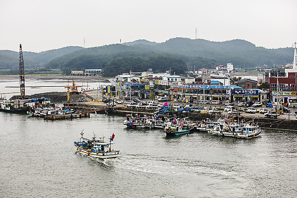 포토 JPG 주간 산 풍경 사람없음 야외 항구 어선 충청남도 어촌 태안 국내포토 자연요소 배_교통 교통시설 시골 충청도 파일형식