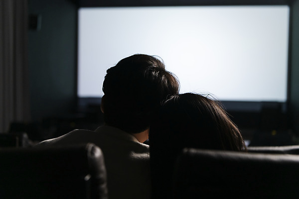 포토 JPG 커플 여자 남자 데이트 실내 앉기 상반신 20대 성인 두명 뒷모습 스크린 기댐 한국인 영화관 영화 공공장소 영화감상 성인만 국내포토 뷰포인트 관계 모션 문화예술 사람 동양인 청년 내부 감상 장소 극장 파일형식