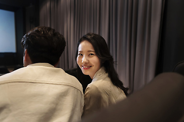 포토 JPG 커플 여자 남자 데이트 실내 미소 앉기 상반신 20대 성인 두명 앞모습 뒷모습 스크린 한국인 뒤돌아보기 영화관 공공장소 영화감상 성인만 국내포토 뷰포인트 관계 모션 표정 사람 동양인 청년 내부 감상 장소 극장 영화 파일형식