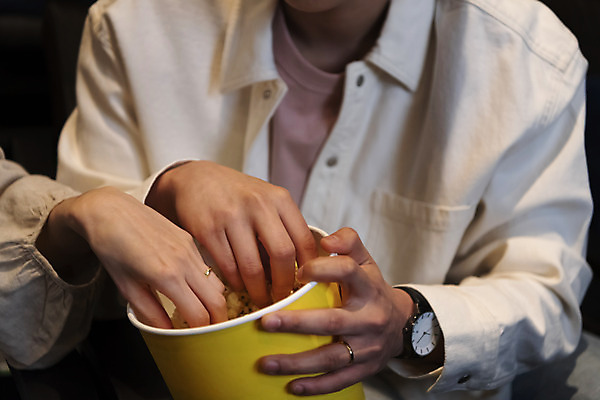 포토 JPG 손 커플 남자 데이트 실내 한명 들기 상반신 20대 성인 앞모습 신체부위 한국인 잡기 영화관 팝콘 공공장소 영화감상 성인남자한명만 국내포토 1 뷰포인트 관계 모션 사람 동양인 청년 내부 감상 장소 극장 영화 남자한명만 성인남자만 파일형식