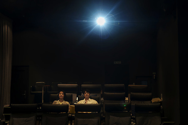 포토 JPG 커플 여자 남자 데이트 실내 들기 앉기 상반신 20대 성인 두명 앞모습 어둠 한국인 영화관 팝콘 공공장소 영화감상 프로젝터 성인만 국내포토 뷰포인트 관계 모션 사람 동양인 청년 내부 감상 장소 극장 영화 파일형식