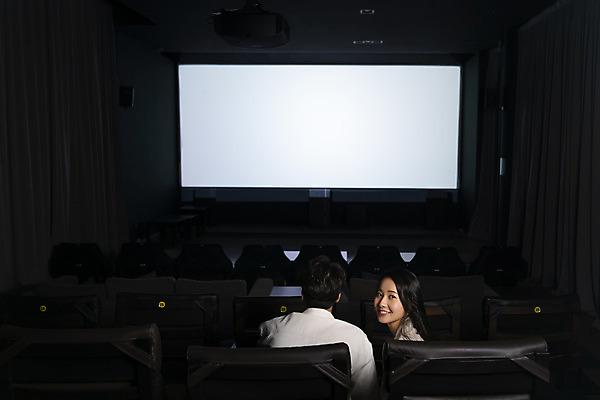 포토 JPG 커플 여자 남자 데이트 실내 앉기 상반신 20대 성인 두명 옆모습 뒷모습 스크린 어둠 한국인 뒤돌아보기 영화관 영화 공공장소 영화감상 성인만 국내포토 뷰포인트 관계 모션 문화예술 사람 동양인 청년 내부 감상 장소 극장 파일형식