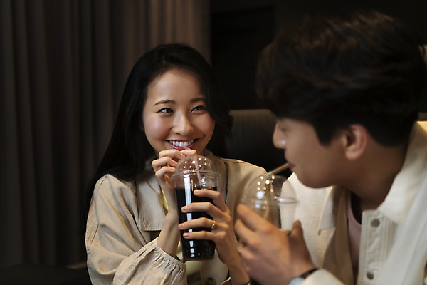 포토 JPG 커플 응시 여자 남자 데이트 실내 미소 들기 앉기 상반신 20대 성인 두명 앞모습 옆모습 어둠 한국인 영화관 콜라 공공장소 성인만 국내포토 시선 뷰포인트 관계 모션 표정 사람 동양인 청년 내부 장소 극장 탄산음료 파일형식