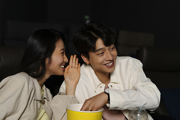 포토 JPG 커플 여자 남자 데이트 실내 미소 앉기 상반신 20대 성인 두명 앞모습 옆모습 어둠 한국인 귓속말 영화관 팝콘 공공장소 영화감상 성인만 국내포토 뷰포인트 관계 모션 표정 사람 동양인 청년 내부 감상 장소 극장 영화 파일형식