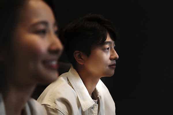 포토 JPG 커플 응시 여자 남자 데이트 실내 미소 앉기 상반신 20대 성인 두명 옆모습 어둠 한국인 소프트포커스 영화관 공공장소 영화감상 성인만 국내포토 시선 뷰포인트 관계 모션 촬영기법 표정 사람 동양인 청년 내부 감상 장소 극장 영화 파일형식