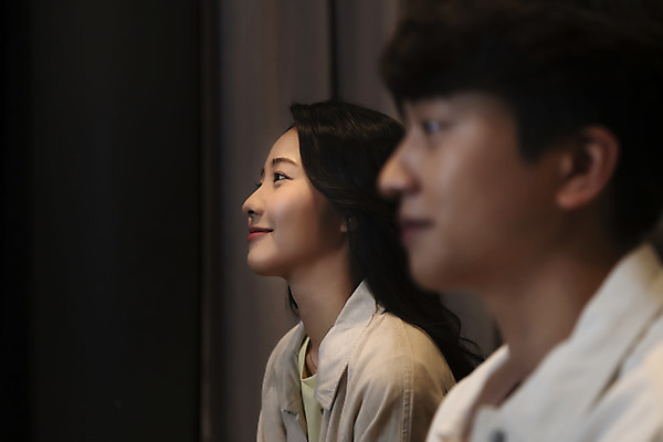 포토 JPG 커플 응시 여자 남자 데이트 실내 미소 앉기 상반신 20대 성인 두명 옆모습 어둠 한국인 소프트포커스 영화관 공공장소 영화감상 성인만 국내포토 시선 뷰포인트 관계 모션 촬영기법 표정 사람 동양인 청년 내부 감상 장소 극장 영화 파일형식