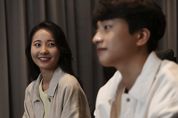 포토 JPG 커플 응시 여자 남자 데이트 실내 미소 앉기 상반신 20대 성인 두명 앞모습 옆모습 한국인 소프트포커스 영화관 공공장소 영화감상 성인만 국내포토 시선 뷰포인트 관계 모션 촬영기법 표정 사람 동양인 청년 내부 감상 장소 극장 영화 파일형식