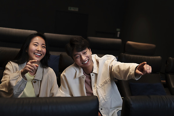 포토 JPG 커플 여자 남자 데이트 실내 웃음 앉기 상반신 20대 성인 두명 앞모습 어둠 한국인 가리킴 영화관 즐거움 공공장소 영화감상 성인만 국내포토 감정 뷰포인트 관계 모션 표정 사람 동양인 손짓 청년 내부 감상 장소 극장 영화 파일형식