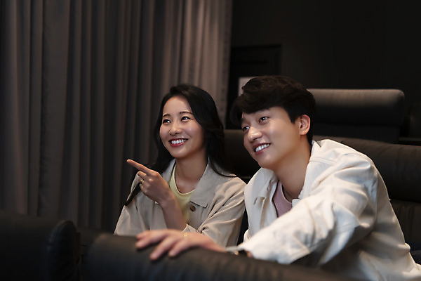 포토 JPG 커플 응시 여자 남자 데이트 실내 미소 앉기 상반신 20대 성인 두명 앞모습 옆모습 어둠 한국인 가리킴 영화관 즐거움 공공장소 영화감상 성인만 국내포토 시선 감정 뷰포인트 관계 모션 표정 사람 동양인 손짓 청년 내부 감상 장소 극장 영화 파일형식