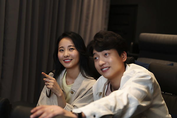 포토 JPG 커플 응시 여자 남자 데이트 실내 미소 앉기 상반신 20대 성인 두명 앞모습 옆모습 어둠 한국인 가리킴 영화관 즐거움 공공장소 영화감상 성인만 국내포토 시선 감정 뷰포인트 관계 모션 표정 사람 동양인 손짓 청년 내부 감상 장소 극장 영화 파일형식
