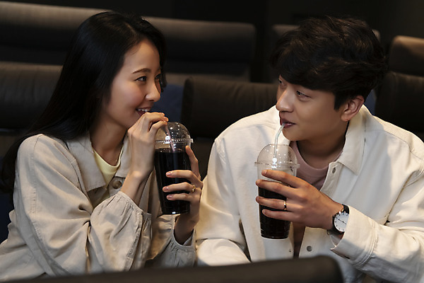 포토 JPG 커플 여자 남자 데이트 실내 미소 들기 앉기 상반신 20대 성인 두명 옆모습 마주보기 어둠 한국인 마시기 영화관 콜라 공공장소 영화감상 성인만 국내포토 뷰포인트 관계 모션 표정 사람 동양인 청년 내부 감상 장소 극장 영화 탄산음료 파일형식