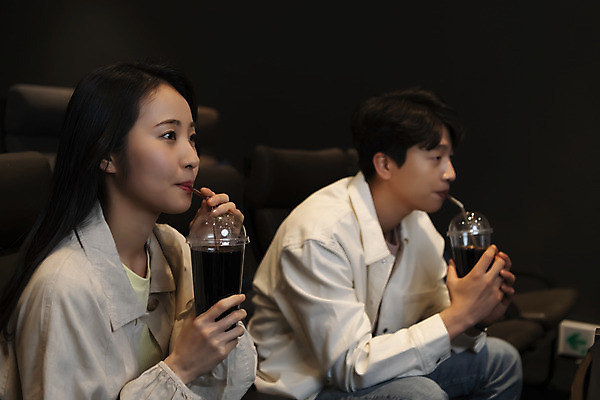 포토 JPG 커플 여자 남자 데이트 실내 들기 앉기 상반신 20대 성인 두명 옆모습 어둠 한국인 마시기 영화관 콜라 공공장소 영화감상 성인만 국내포토 뷰포인트 관계 모션 사람 동양인 청년 내부 감상 장소 극장 영화 탄산음료 파일형식