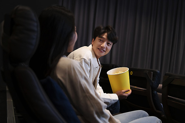 포토 JPG 커플 응시 여자 남자 데이트 실내 미소 들기 앉기 상반신 20대 성인 두명 옆모습 어둠 한국인 영화관 팝콘 공공장소 영화감상 성인만 국내포토 시선 뷰포인트 관계 모션 표정 사람 동양인 청년 내부 감상 장소 극장 영화 파일형식