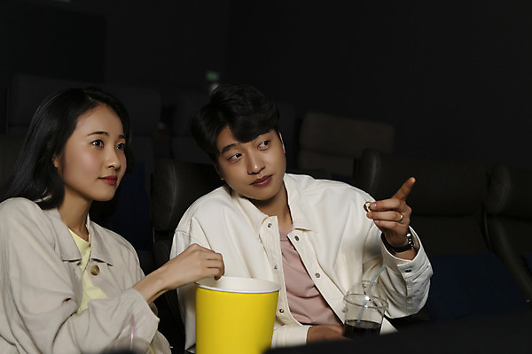 포토 JPG 커플 여자 남자 데이트 실내 미소 들기 앉기 상반신 20대 성인 두명 옆모습 팔짱 한국인 가리킴 영화관 콜라 팝콘 공공장소 영화감상 성인만 국내포토 뷰포인트 관계 모션 표정 사람 동양인 손짓 청년 내부 감상 장소 극장 영화 탄산음료 파일형식