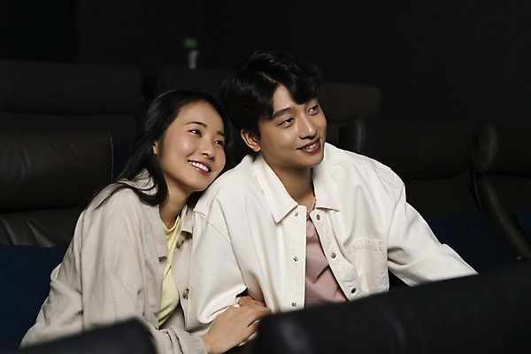 포토 JPG 커플 여자 남자 데이트 실내 미소 앉기 상반신 20대 성인 두명 앞모습 옆모습 팔짱 어둠 한국인 영화관 공공장소 영화감상 성인만 국내포토 뷰포인트 관계 모션 표정 사람 동양인 청년 내부 감상 장소 극장 영화 파일형식