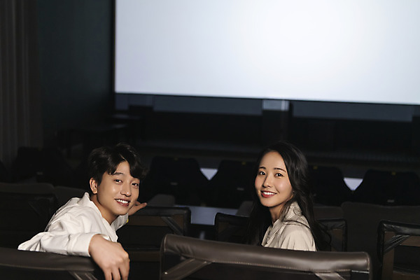 포토 JPG 커플 응시 여자 남자 데이트 실내 미소 앉기 상반신 20대 성인 두명 앞모습 스크린 어둠 한국인 뒤돌아보기 영화관 영화 공공장소 성인만 국내포토 시선 뷰포인트 관계 모션 문화예술 표정 사람 동양인 청년 내부 장소 극장 파일형식