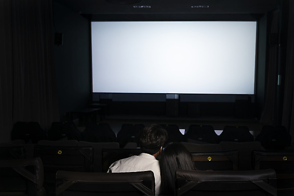 포토 JPG 커플 여자 남자 데이트 실내 앉기 상반신 20대 성인 두명 뒷모습 스크린 기댐 어둠 한국인 영화관 영화 공공장소 영화감상 성인만 국내포토 뷰포인트 관계 모션 문화예술 사람 동양인 청년 내부 감상 장소 극장 파일형식