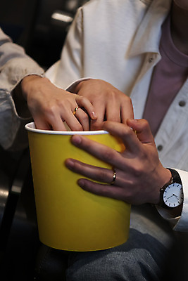 포토 JPG 손 커플 남자 데이트 실내 한명 근접촬영 상반신 20대 성인 앞모습 신체부위 어둠 한국인 잡기 영화관 먹기 손목시계 팝콘 공공장소 영화감상 성인남자한명만 국내포토 1 뷰포인트 시계 장신구 관계 모션 사람 동양인 청년 내부 감상 장소 극장 영화 남자한명만 성인남자만 파일형식