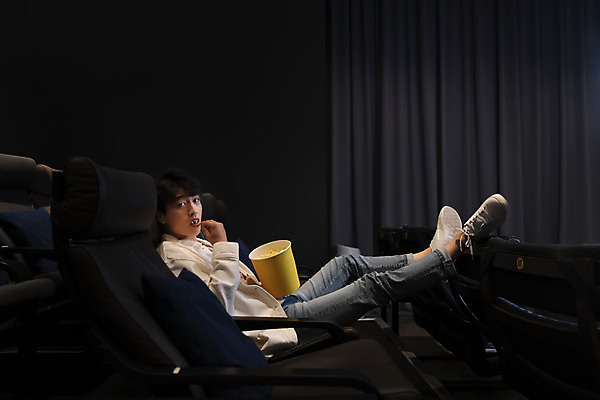 포토 JPG 전신 응시 남자 실내 한명 들기 앉기 20대 성인 옆모습 한국인 영화관 먹기 팝콘 공공장소 다리들기 영화감상 성인남자한명만 비매너 국내포토 1 시선 뷰포인트 모션 사람 동양인 청년 내부 감상 장소 극장 영화 남자한명만 성인남자만 파일형식