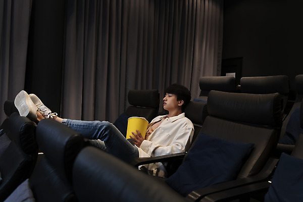 포토 JPG 전신 남자 실내 한명 들기 앉기 20대 성인 옆모습 어둠 한국인 영화관 팝콘 공공장소 다리들기 영화감상 성인남자한명만 비매너 국내포토 1 뷰포인트 모션 사람 동양인 청년 내부 감상 장소 극장 영화 남자한명만 성인남자만 파일형식